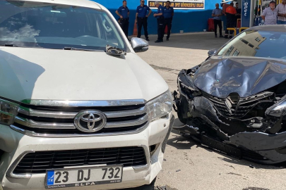 Otomobil ile Arazi Aracı Çarpıştı: Maddi Hasar Oluştu