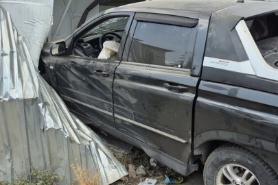 İşçilerin kaldığı konteynere pikapla böyle daldı