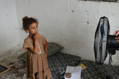 Adana'da aşırı sıcaklar nedeniyle ihtiyaç sahibi ailelere vantilatör hediye edildi