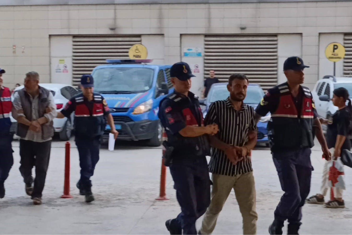 Evde kenevir yetiştiren şahısları İnegöl Jandarması yakaladı