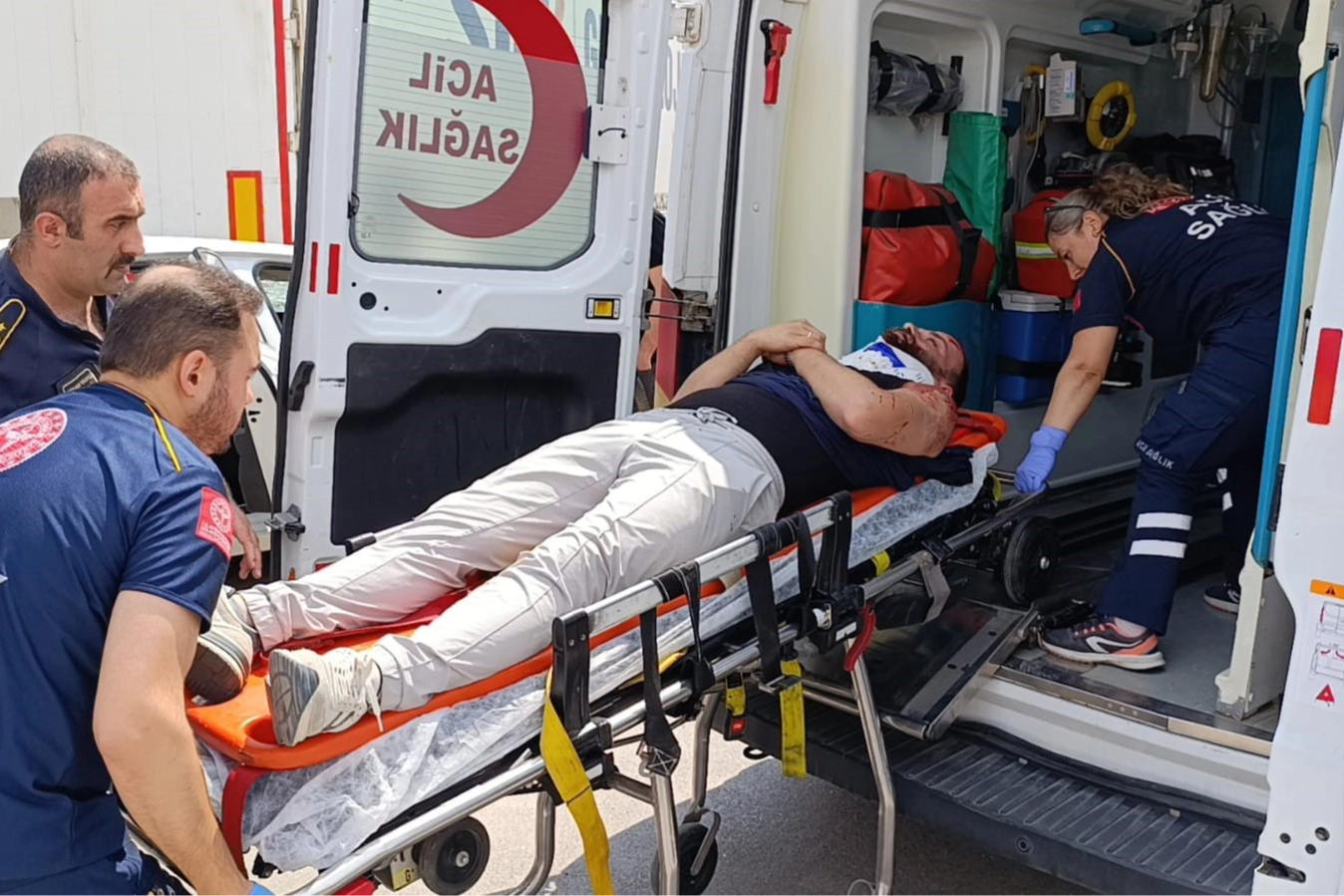 Kontrolden çıkan otomobil benzinlikteki tıra çarptı