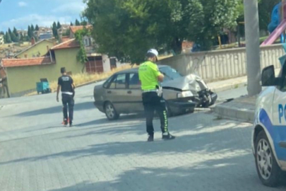 Otomobil Elektrik Direğine Çarptı: 2 Yaralı