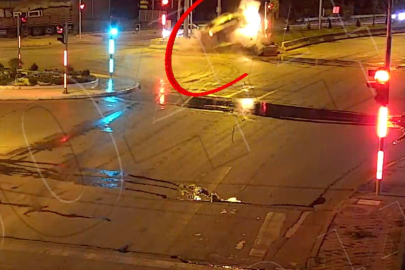 Kaza Yapan Otomobil Alevlere Teslim Oldu