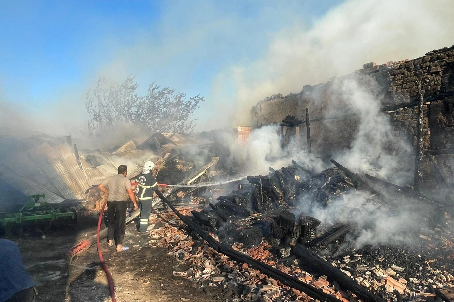 Kaynak makinesinden çıkan yangında ev, araç ve ahır yandı, 3 buzağı telef oldu