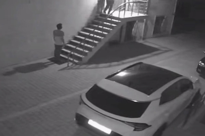 1'i Kadın 3 Kişi, 4 Dakika İçinde Buldukları Her Şeyi Çalıp Bisikletle Kaçtı