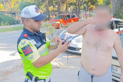 Çevirmeye takılınca arka arkaya su içip ağzını çalkaladı ama kar etmedi