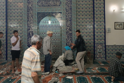 Depremde hasar gören camiye girdi, üzerine malzeme düşünce öldü