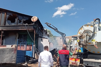 Sobadan Çıkan Yangında 2 Katlı Ev Küle Döndü