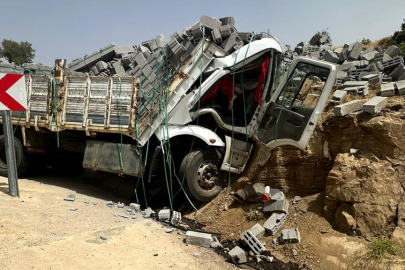 Virajı Alamayan Kamyon Dağa Çarptı: 1 Ölü