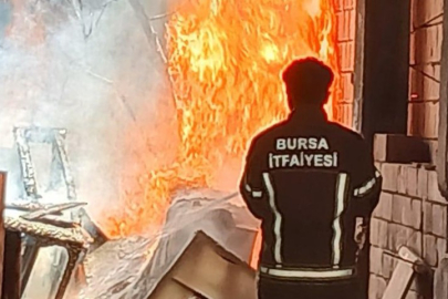 Bursa'da Yıkımına Başlanan 6 Katlı Apartmanın Bahçesinde Yangın Çıktı