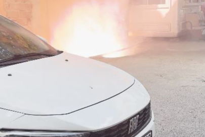 Aracını trafonun yanından çekemeyen kadın sürücünün yardımına itfaiye koştu