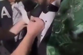 Düğünde ilginç hediye! Damada altın yerine çek taktı