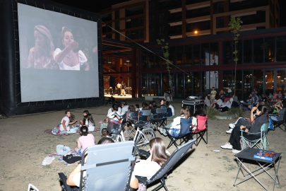 Nilüfer Belediyesi'nin açık hava etkinliğinde, vatandaşlar hem sinema hem müzik keyfi yaşadı