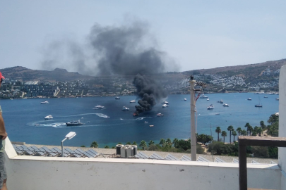 İskeleye Demirli Tekne Cayır Cayır Yandı