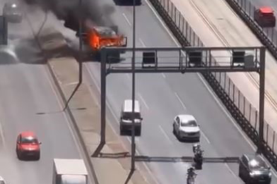 Kamyonet Alev Topuna Döndü