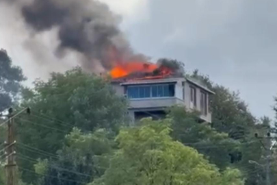 Rize'de Çıkan Yangında Evin Çatısı Küle Döndü