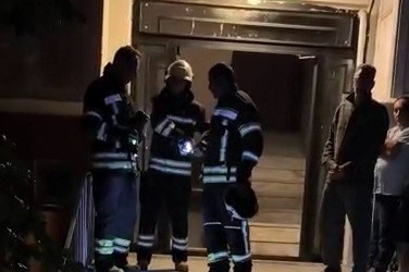 Ocakta unuttuğu yemek, apartmanda kısa süreli yangın paniğine neden oldu