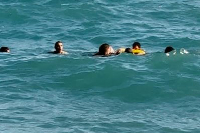 Karaburun sahilinde boğulma tehlikesi geçiren vatandaşı cankurtaranlar kurtardı