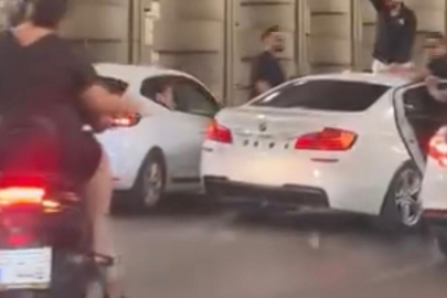 Yolu Trafiğe Kapatan Düğün Konvoyundakiler, Dans Ederek Eğlendi