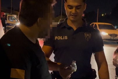 Uygulama noktasından kaçan sürücü, arabasındaki camdan uyuşturucuyu attı