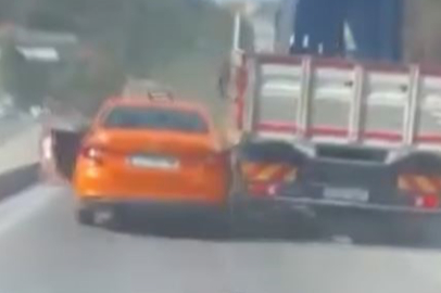 Kamyonet Sürücüsü Taksiye Çarpıp Kaçtı: 1 Yaralı