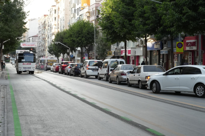 Trafiğin rahatlaması için hayata geçirilen uygulamada metrelerce araç kuyrukları oluştu