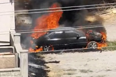 Park Halindeki Otomobil Alev Topuna Döndü