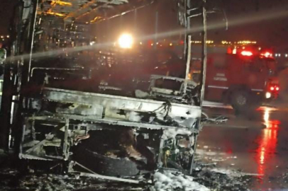 31 yolcu tahliye edildikten sonra otobüs alev topuna döndü