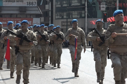 30 Ağustos Zafer Bayramı'nın 103'üncü yılı Bursa Valiliği'nin önünde coşkuyla kutlandı
