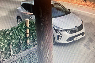 Husumetlileri tarafından evinin önünde silahlıya uğradı: O anlar kamerada