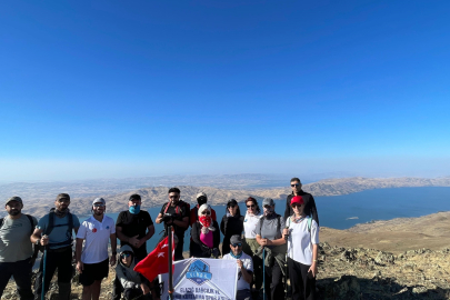 Türk Bayrağı 2 bin 347 rakımlı Hazarbaba Dağı zirvesinde dalgalandı