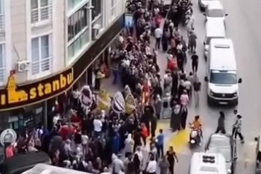 Mağaza, açılışta oluşan kuyruğu 'teşekkürler' diye paylaştı