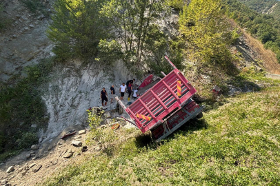 Korkunç kaza: Freni boşalan kamyon devrildi, 1 ölü