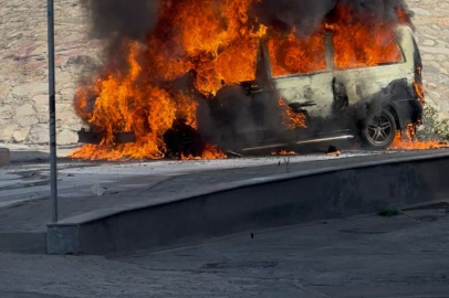 Seyir Halindeki Panelvan Tipi Araç Alev Alev Yandı