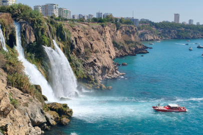 Falez kenarında çantası ve terliği bulunan kadın için arama çalışmaları yeniden başladı