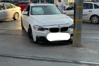 Kontrolden çıkan otomobil direğe çarptı