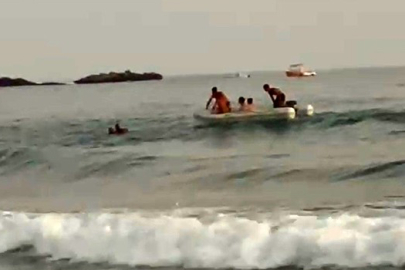 Boğulma tehlikesi yaşayan tatilcileri kurtarıp botla sahile getirdiler