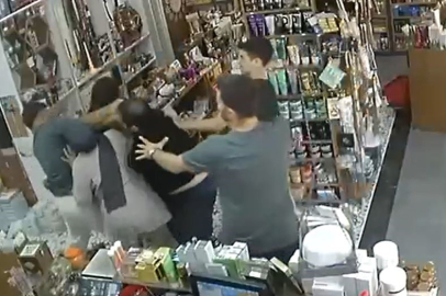 Bir esnaf mal indirdiği esnada kendisini uyaran çocuğu darp etti