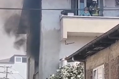 Yaşlı Kadın Balkonda Mahsur Kaldı