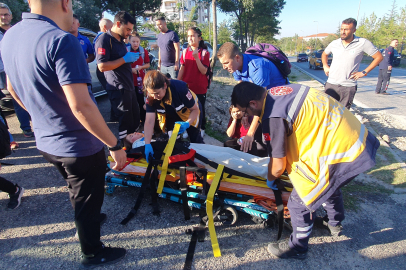 Manisa'nın Demirci ilçesinde okul servis aracı ile hafif ticari aracın çarpışması sonucu 8'i öğrenci 9 kişi yaralandı