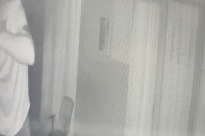 Kameranın açısını değiştirdi önce kameraya sonra polise yakalandı