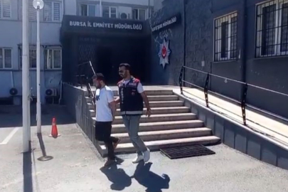 Para Çekmek İsteyen Vatandaşları Dolandırdı