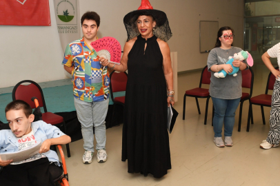 Osmangazi Kent Konseyi Engelliler Meclisi üyelerinden usta sanatçıları aratmayan performans