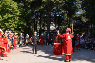 Hastanede konser veren mehter takımı kahramanlık türküleri ve marşlarla moral verdi