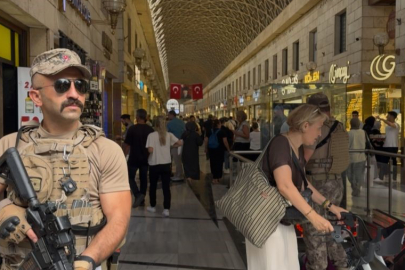 Bursa'nın tarihi çarşısında polis özel harekattan huzur devriyesi