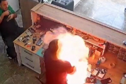 Cep telefonu bataryası bomba gibi patladı: O anlar kamerada