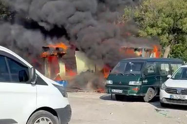 Bakırköy'de pazar otoparkında çay ocağı yandı: O anlar kamerada