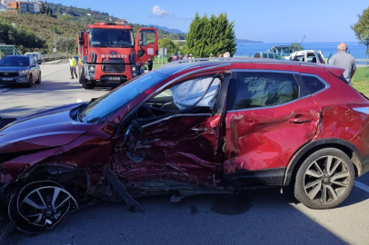 İki Otomobil Kavşakta Çarpıştı: 3 Yaralı