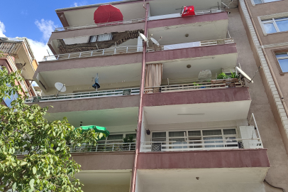 5 katlı bir binanın 5. katındaki dairenin balkonu çöktü