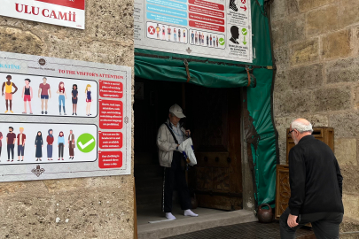 Tarihi camilere gelen turistlerin uygunsuz kıyafetleri tarihe karışıyor